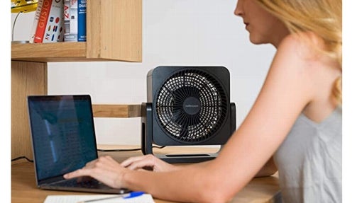 Mujer escribiendo en su portátil