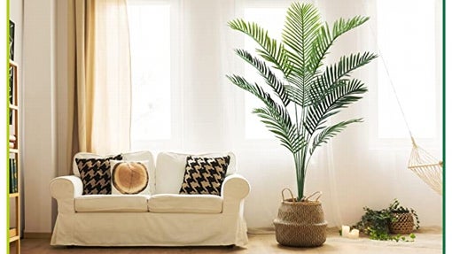 Planta de palmera artificial en un salón