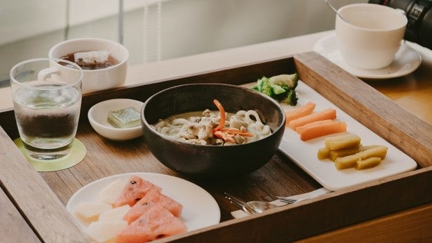 Cenas en la terraza: bandejas de cocina para transportar alimentos