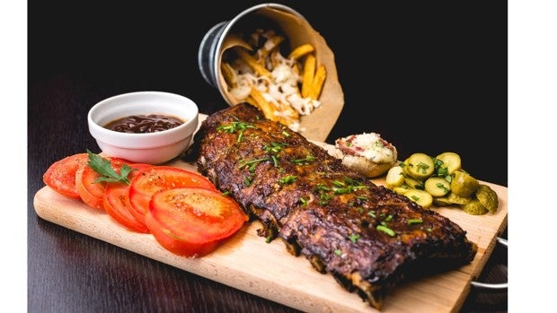 Los elementos necesarios para una barbacoa al aire libre