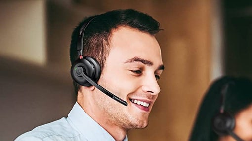 Hombre de negocios utilizando auriculares con micrófono