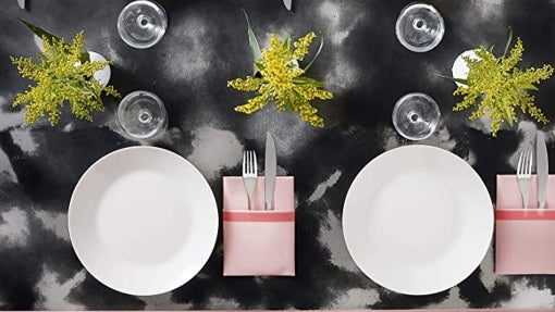 Platos puestos sobre la mesa