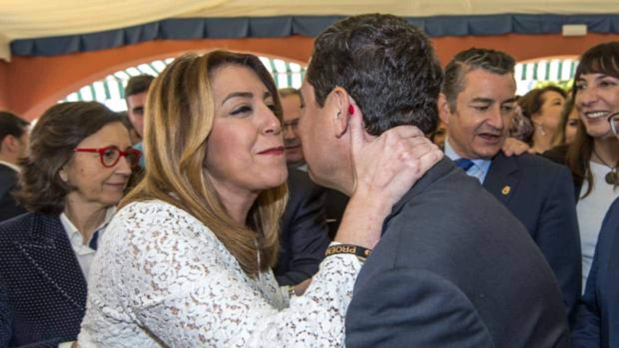 Susana Díaz saluda afectuosamente a Juan Manuel Moreno Bonilla en la caseta de la Policía Nacional