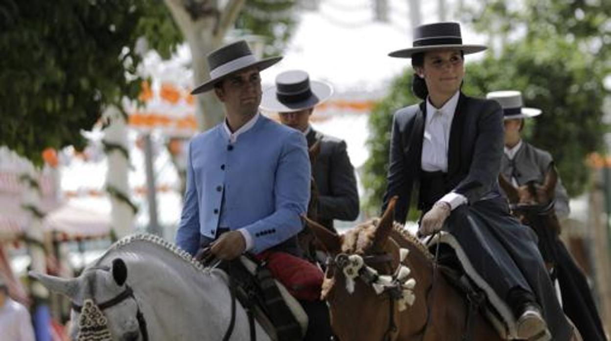 Jinetes en la Feria de Abril de Sevilla