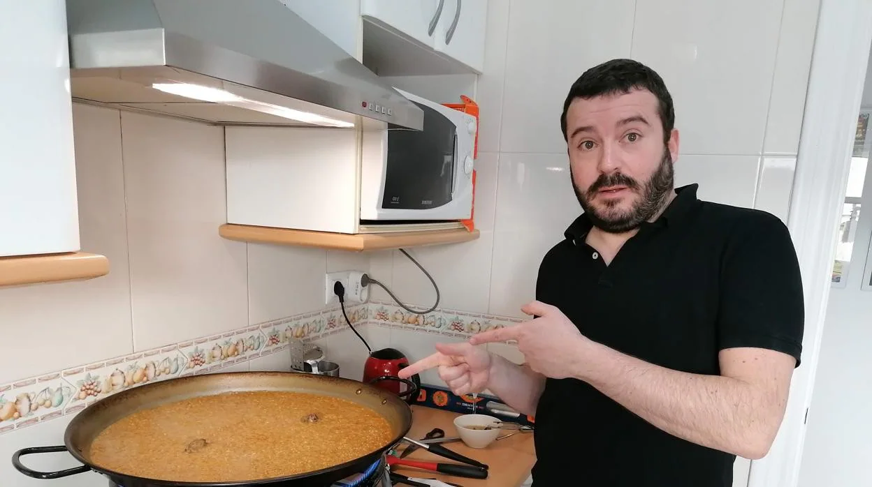 Félix Vallugera, 'Cook Obsession' en las redes sociales, durante uno de los talleres de arroces secos que imparte cada fin de semana desde la cocina de su casa