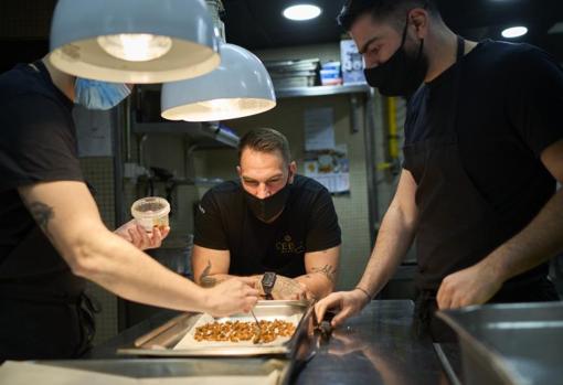 Aurelio Morales comprueba la calidad del producto, a 48 horas de reabrir su restaurante en el Hotel Urban de Madrid