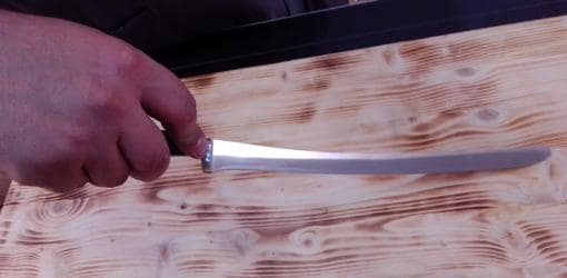 Eleazar Lorenzo muestra la flexibilidad justa que debe tener un buen cuchillo jamonero