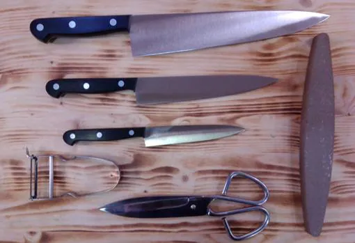'Set' básico de corte, compuesto por tres cuchillos de chef o cebolleros (grande, mediano y pequeño), pelador de verduras, tijeras de pescado y piedra de afilado