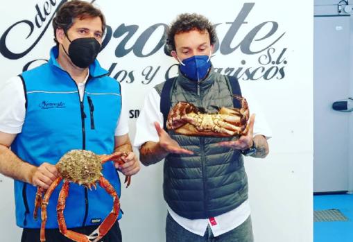 Iván Domínguez, junto con Simón Juncal, calculando al vuelo el peso de un buey de mar con el que se elabora el 'llostro' marino que sirve en NaDo