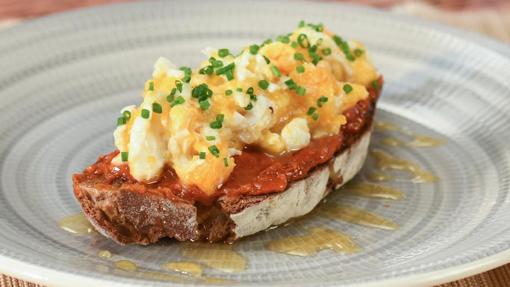 Tosta de sobrasada, huevo y miel