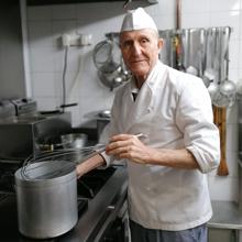 Miguel González, a sus 80 años, aún está al pie de los fogones de El Bierzo