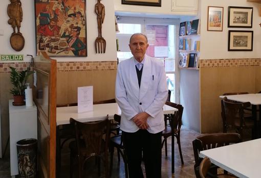 Miguel González, en la sala de su casa de comidas en Chueca, en cuyas mesas han comido escritores, filósofos, ministros e intelectuales de todas las épocas