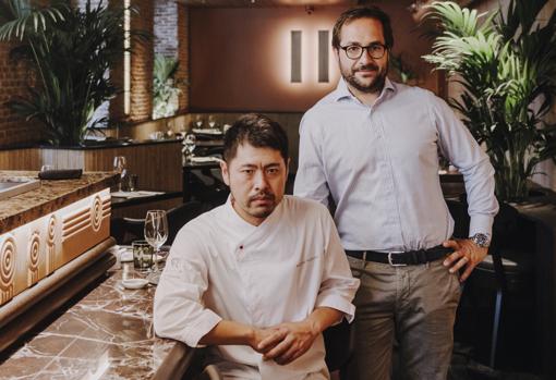 El chef Naoyuki Haginoya y Borja Molina, cofundador de Nomo