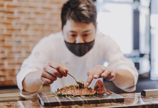 Naouyuki Haginoya preparando un salmonete 'no tataki' en Nomo