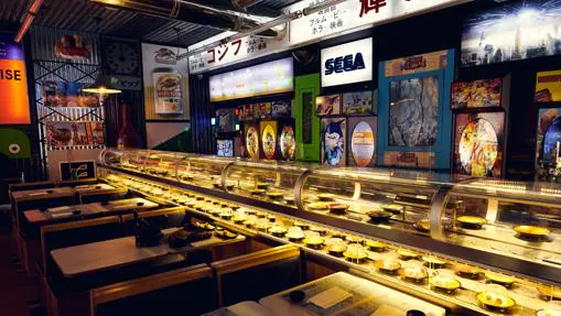 Cinta giratoria de platos en Running Sushi in Osaka