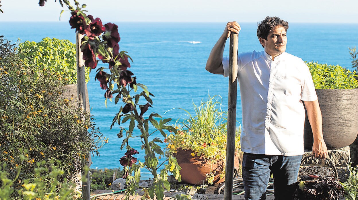 Mauro Colagreco, chef de Mirazur, en el huerto que tiene junto a su restaurante frente al mar Mediterráneo