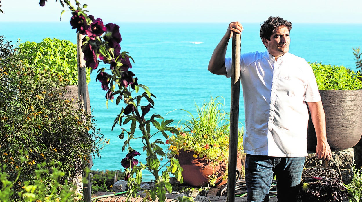 Mauro Colagreco, chef de Mirazur, en el huerto que tiene junto a su restaurante frente al mar Mediterráneo