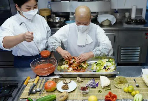 Jeong Kwan elaborando su receta de kimchi depurativo en su visita a Madrid