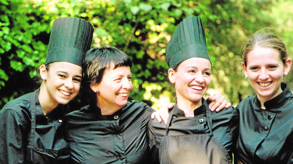 Fina Puigdevall junto a sus hijas Martina, Carlota y Clara