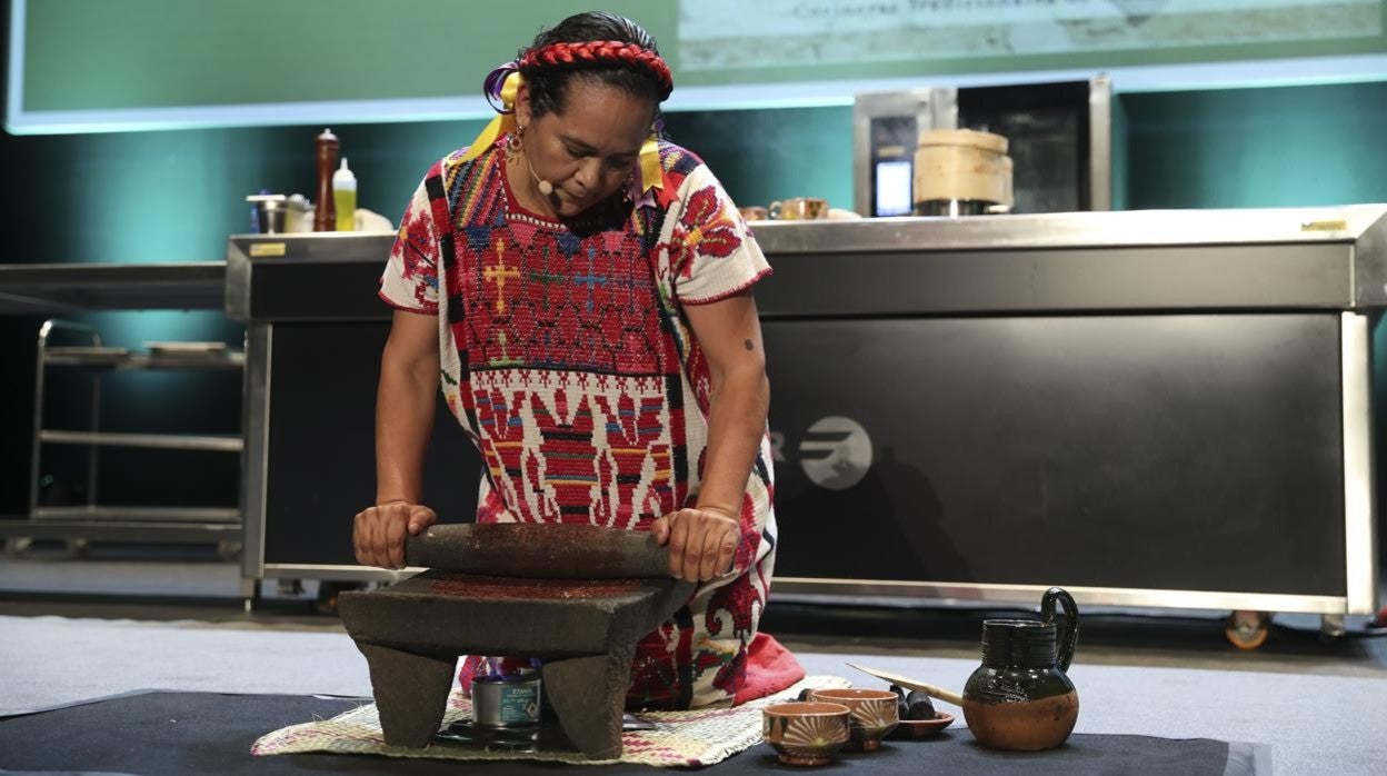 Cocineras de Oaxaca, México, mostrando en Asturias cómo preparan el chocolate.