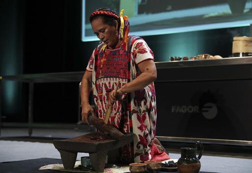 Rosario Cruz, durante su cocinado en el congreso Féminas 2021