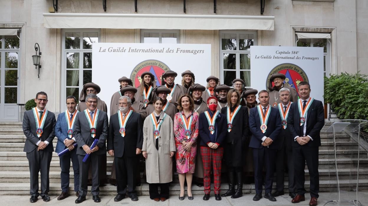 Foto de los nuevos miembros españoles de la Cofradía Internacional del Queso, tras el capítulo celebrado en Madrid en la residencia del embajador de Francia