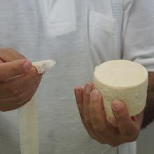 El encintado de los quesos se realiza de manera manual, uno a uno