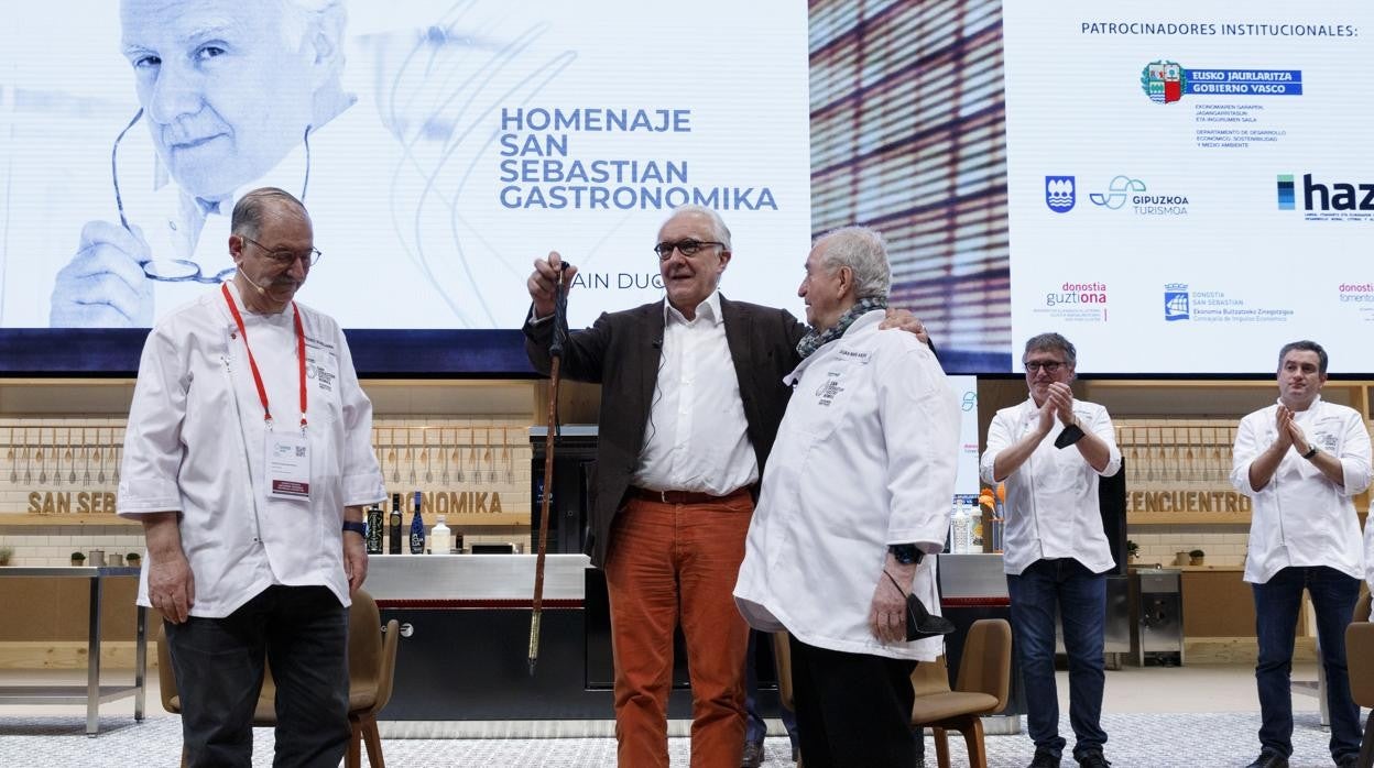 Alain Ducasse junto a Juan Mari Arzak y Pedro Subijana tras recibir el Premio Homenaje de San Sebastián Gastronomika Basque Country 2021