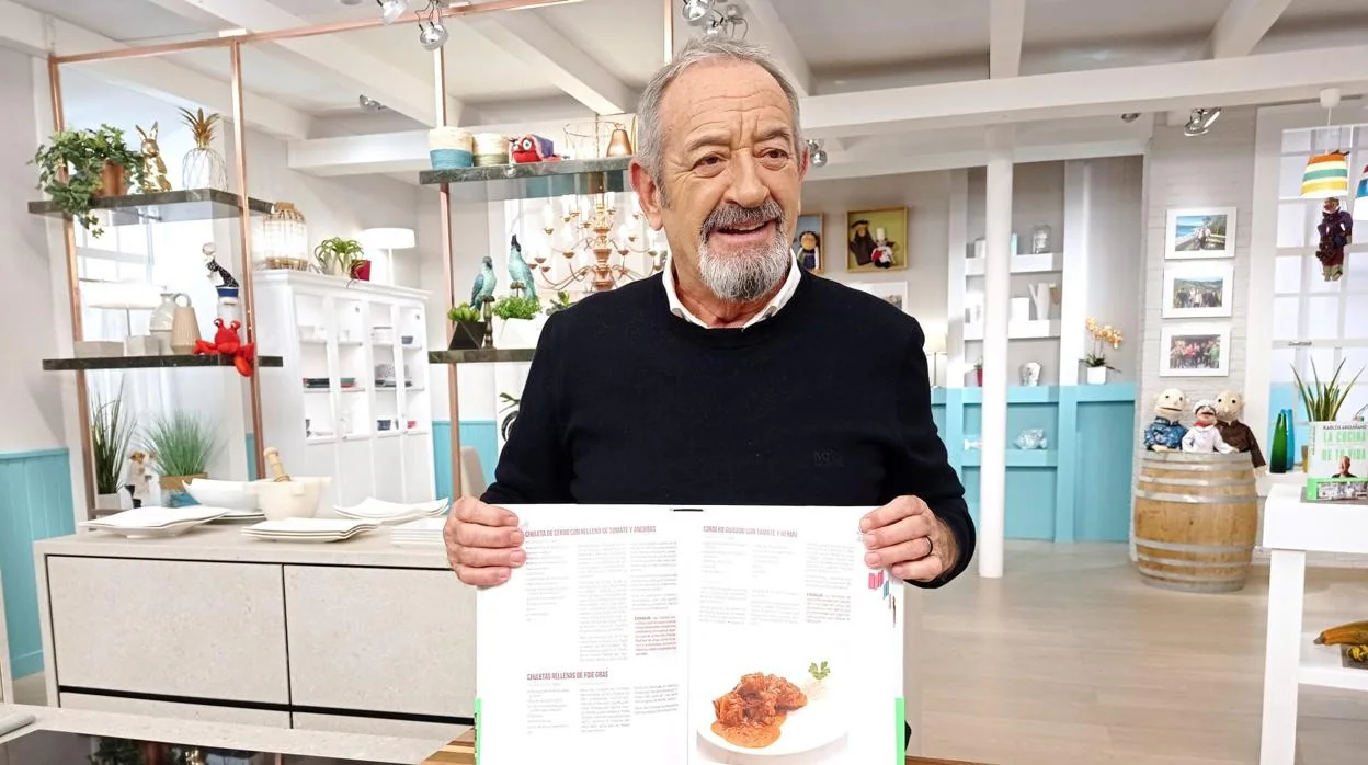 Karlos Arguiñano posa para ABC con su nuevo libro 'La cocina de tu vida' en el plató de su programa de televisión