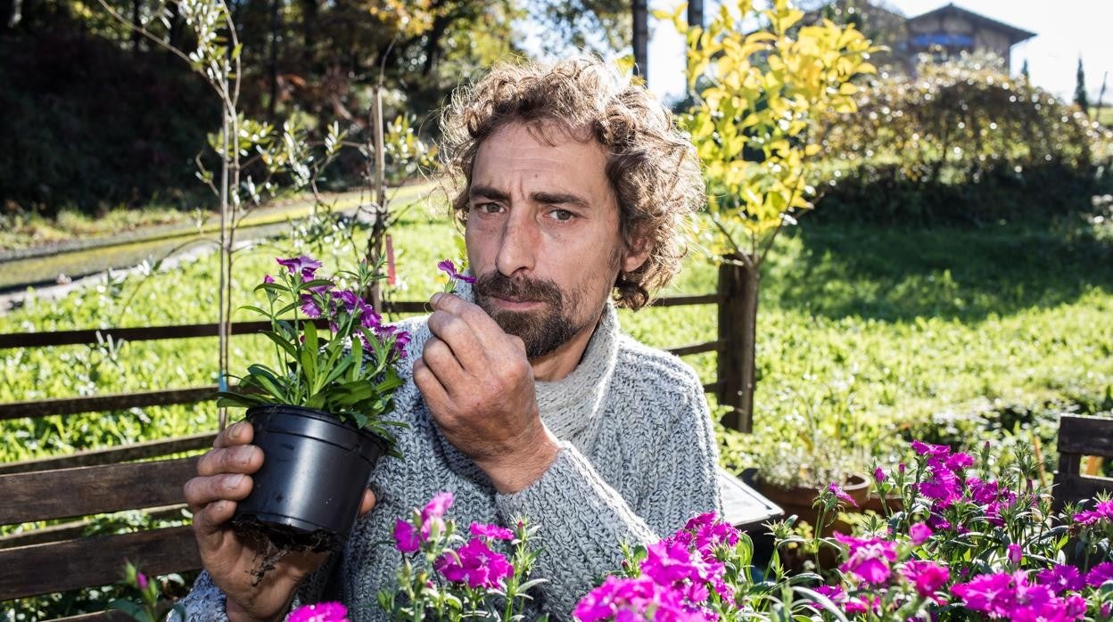 Iker Villasana cultiva verduras y miniflores para Azurmendi