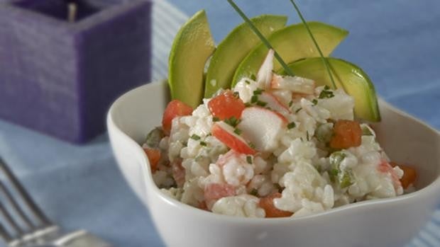 Prepara esta rica ensalada de arroz con aguacate y surimi
