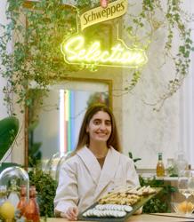 Clara Díez en el taller que impartió en el pop up de Schweppes para maridar destilados con quesos.