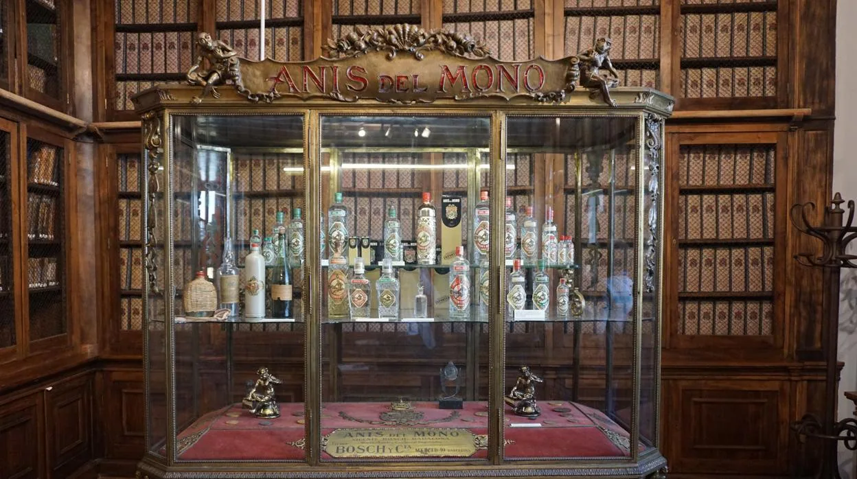 Vitrina con la historia de la botella de Anís del Mono en el museo de la propia fábrica