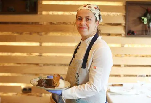 Mamen, cocinera de A Mundiña, muestra la versión de lamprea a la bordalesa según la receta de la chef Silvia Facal