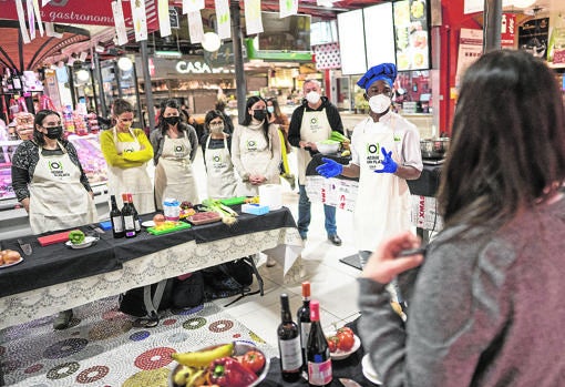 El cocinero Lionel Zukam en uno de los talleres impartidos por CEAR en los mercados municipales de Madrid