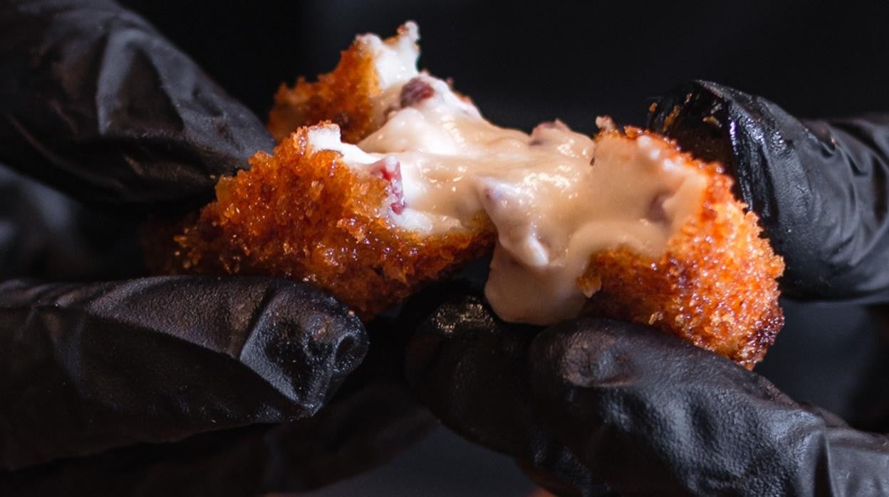 Así es por dentro la mejor croqueta de España, que se elabora en el restaurante Santerra de Madrid