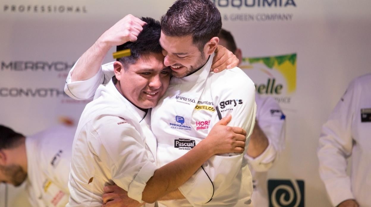 Cristóbal Muñoz celebra su título junto con William Saavedra, miembro de su equipo