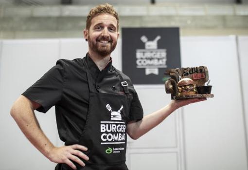 Mikel Galan, ganador del campeonato Burger Combat de Salón Gourmets, con su receta
