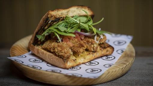 ‘Bocata’ de cigalas con mayonesa de ajo en Arallo Taberna