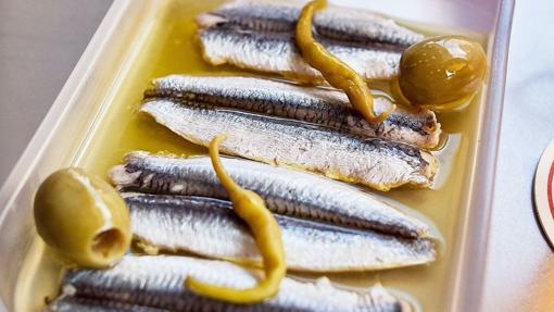 ,Boquerones y encurtidos en Hermanos Vinagre, con dos sucursales en Madrid