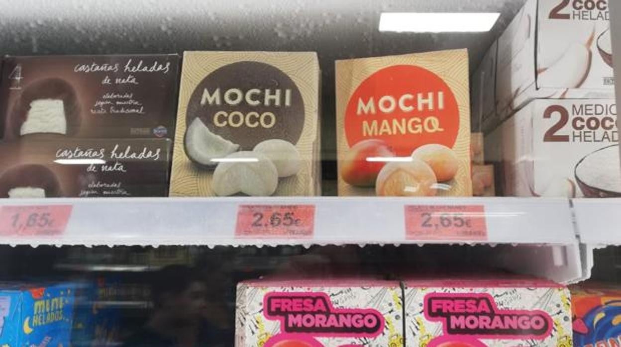 Helados mochi, expuestos en la zona de helados de un supermercado