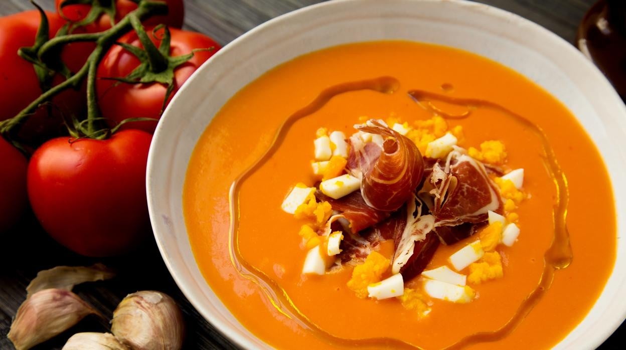 Imagen de un rico salmorejo.