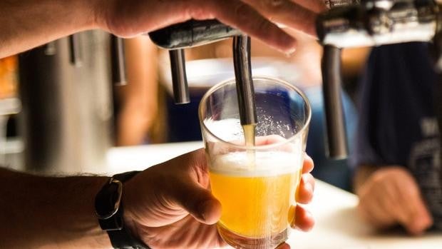 ¿Cómo se tiene que servir la cerveza? Errores comunes y consejos para que sepa mejor