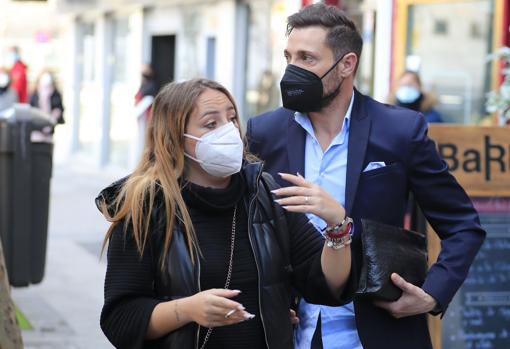 Rocío Flores y su padre, cerca de los juzgados de Plaza Castilla