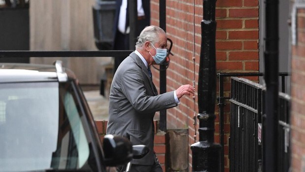El Príncipe Carlos de Inglaterra visita a su padre Felipe de Edimburgo en el hospital
