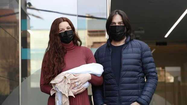Joaquín Cortés y Mónica Moreno posan a la salida del hospital con su hijo Andrea en brazos