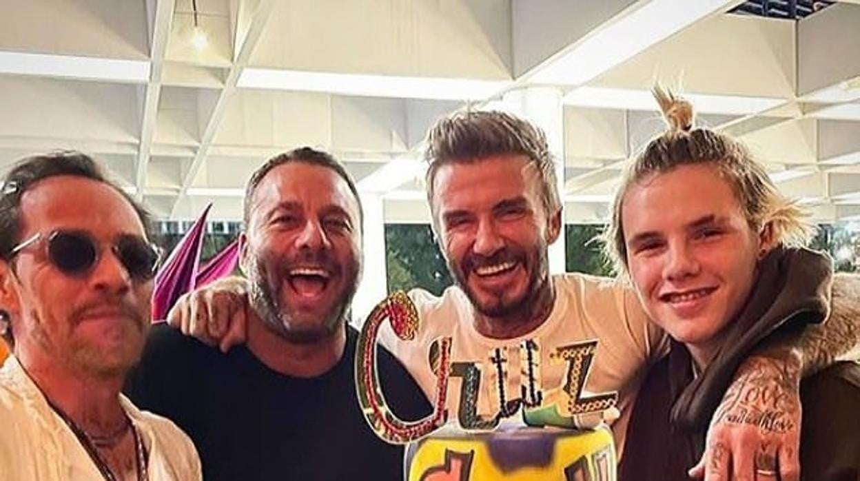 Imagen de Cruz Beckham (d) junto a su padre (c) y Marc Anthony (i) durante la celebración