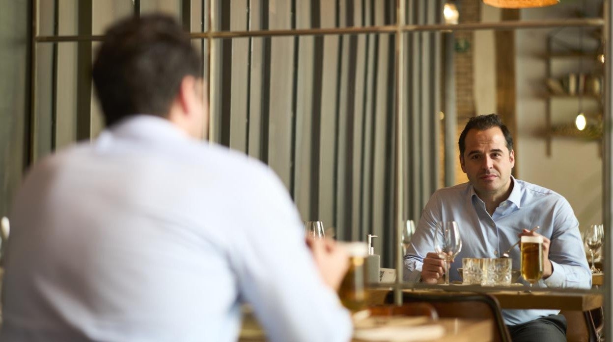 Ignacio Aguado posa en el restaurante Serafina Cocina de Madrid