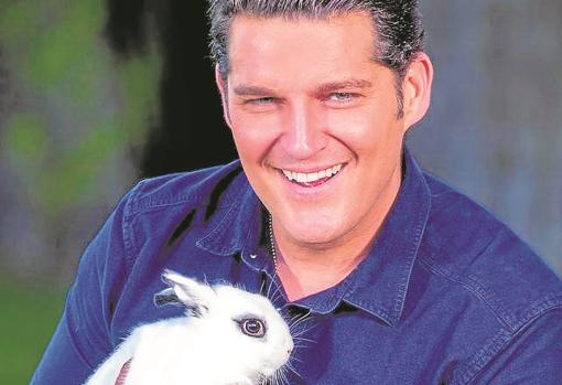 Manu Tenorio con su conejo toy