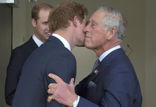 El Príncipe Harry: «Mi familia me retiró la seguridad y el dinero. Vivimos con la herencia de mi madre»